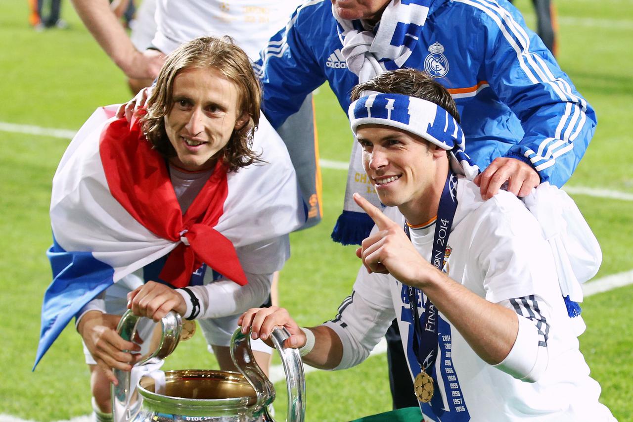 Football - Atletico Madrid v Real Madrid - UEFA Champions League Final - Estadio da Luz, Lisbon, Portugal - 24/5/14 Real Madrid's Luka Modric (L) and Gareth Bale celebrate with the trophy after winning the UEFA Champions League  Mandatory Credit: Action I