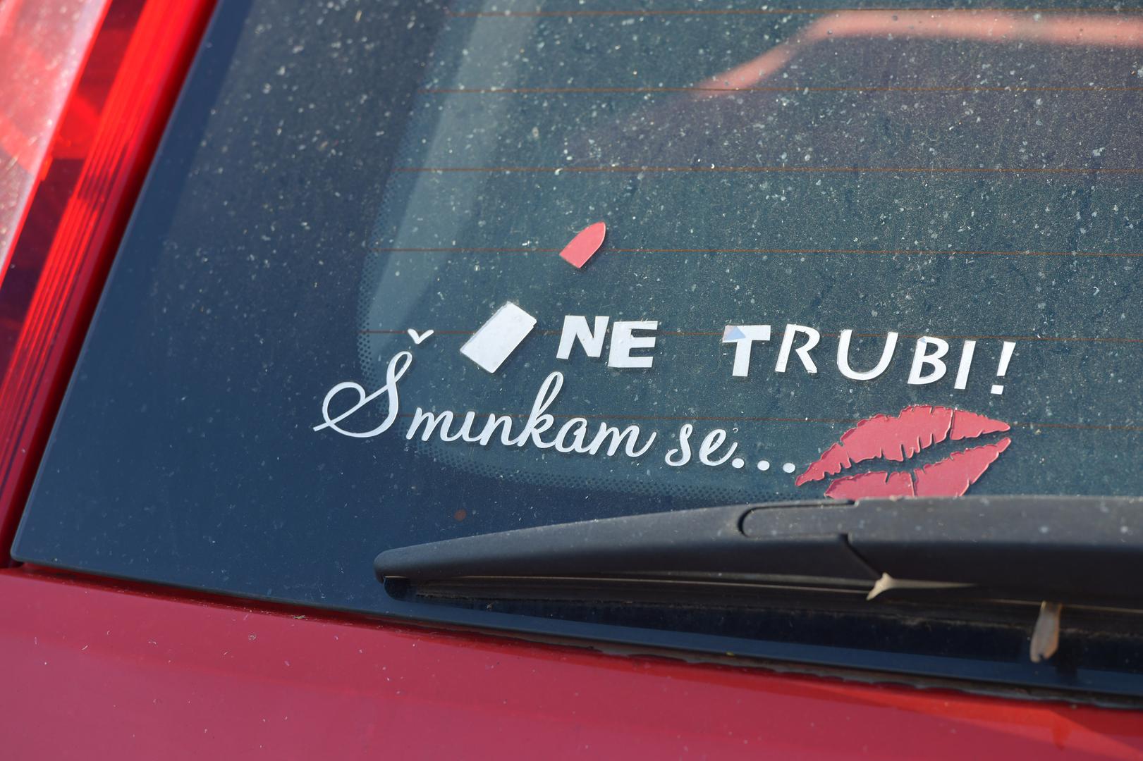 Ovakve poruke postaju sve češći prizor na cestama, a mnogi ih koriste kako bi svom vozilu dali osobni ili humorističan pečat.