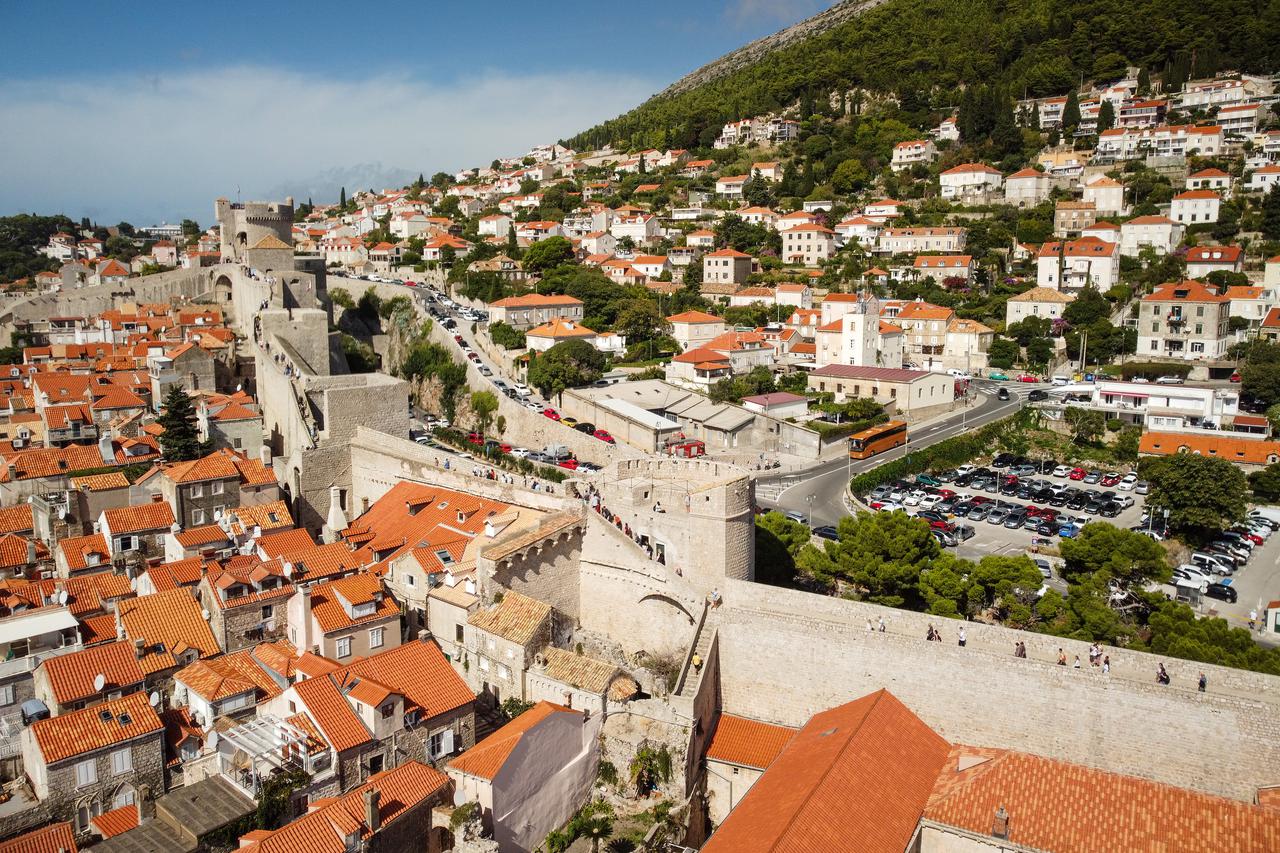 Pogled iz zraka na staru jezgru grada Dubrovnika