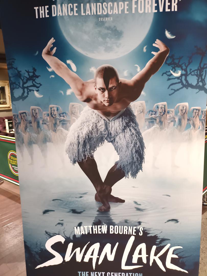 Plakat za "Labuđe jezero" Matthewa Bournea