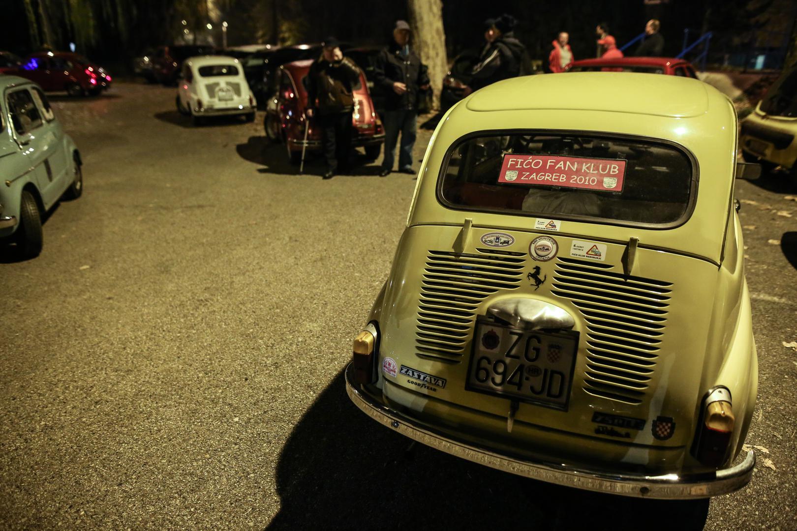 Članovi Fićo fan kluba Zagreb okupili su se kako bi se provezli zagrebačkim ulicama povodom Adventa.