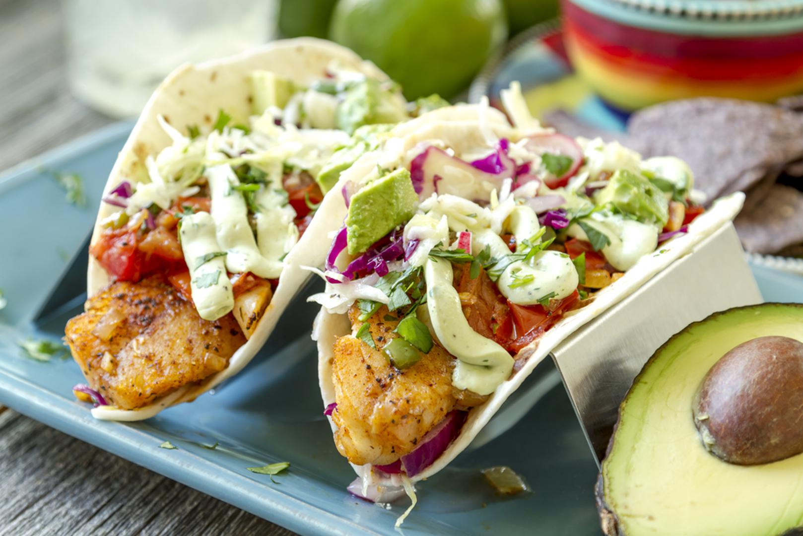 Tacos s ribom u kalifornijskom stilu: Kalifornijska kuhinja poznata je po svježim, laganim jelima i snažnom meksičkom utjecaju, pa su riblji tacosi odličan primjer zdravije američke hrane. Komade bijele ribe začinite limunom, češnjakom, paprom i malo čilija, kratko ih ispecite na tavi, a zatim poslužite u kukuruznim tortiljama s kupusom, rajčicom, avokadom i umakom od jogurta. Jelo je brzo gotovo, puno svježine i idealno za opušteno gledanje utakmice.