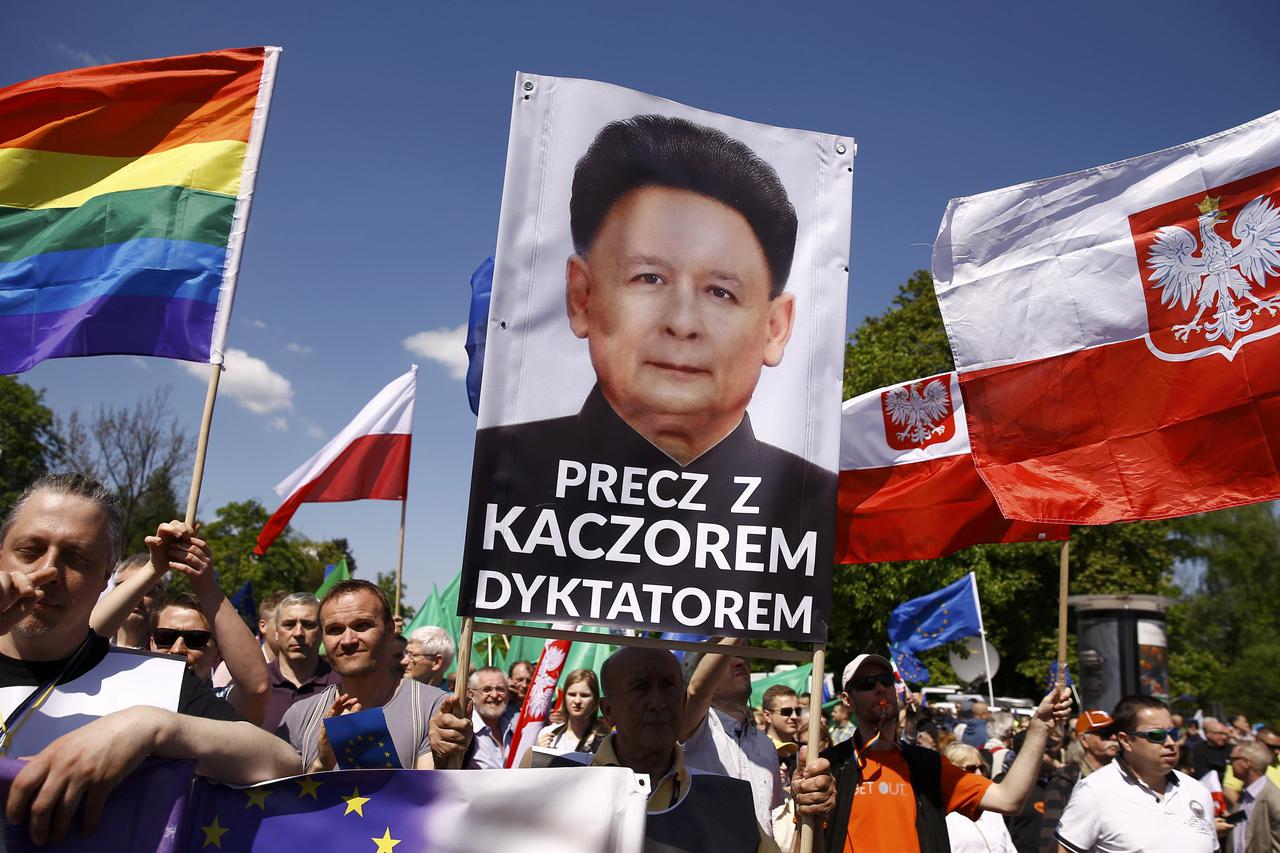 Iako je Kaczynski česta meta kritičara među Poljacima i dalje ima i velik broj sljedbenika