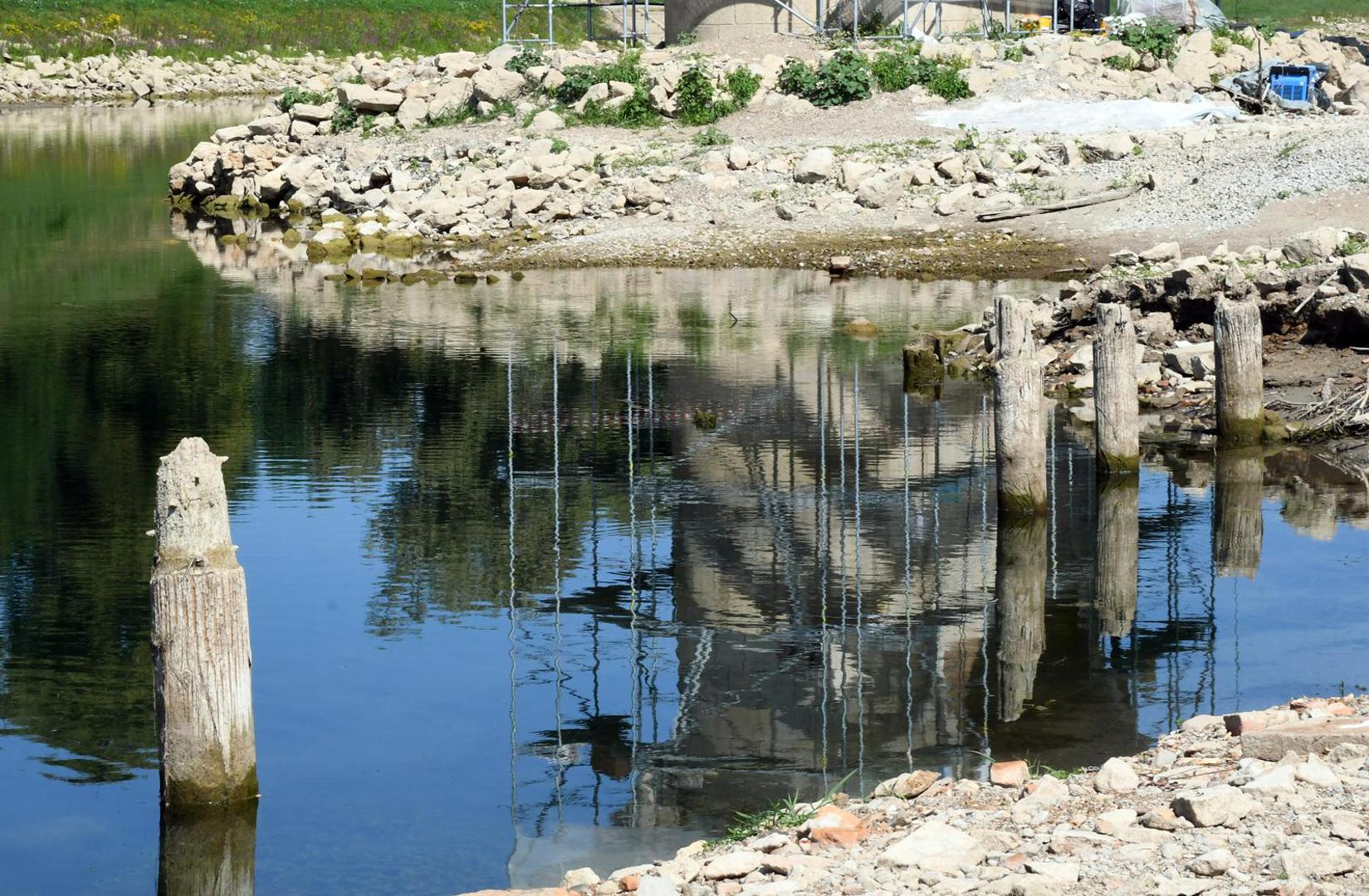 Prizor koji je inače skriven ispod površine rijeke privukao je pozornost mnogih.