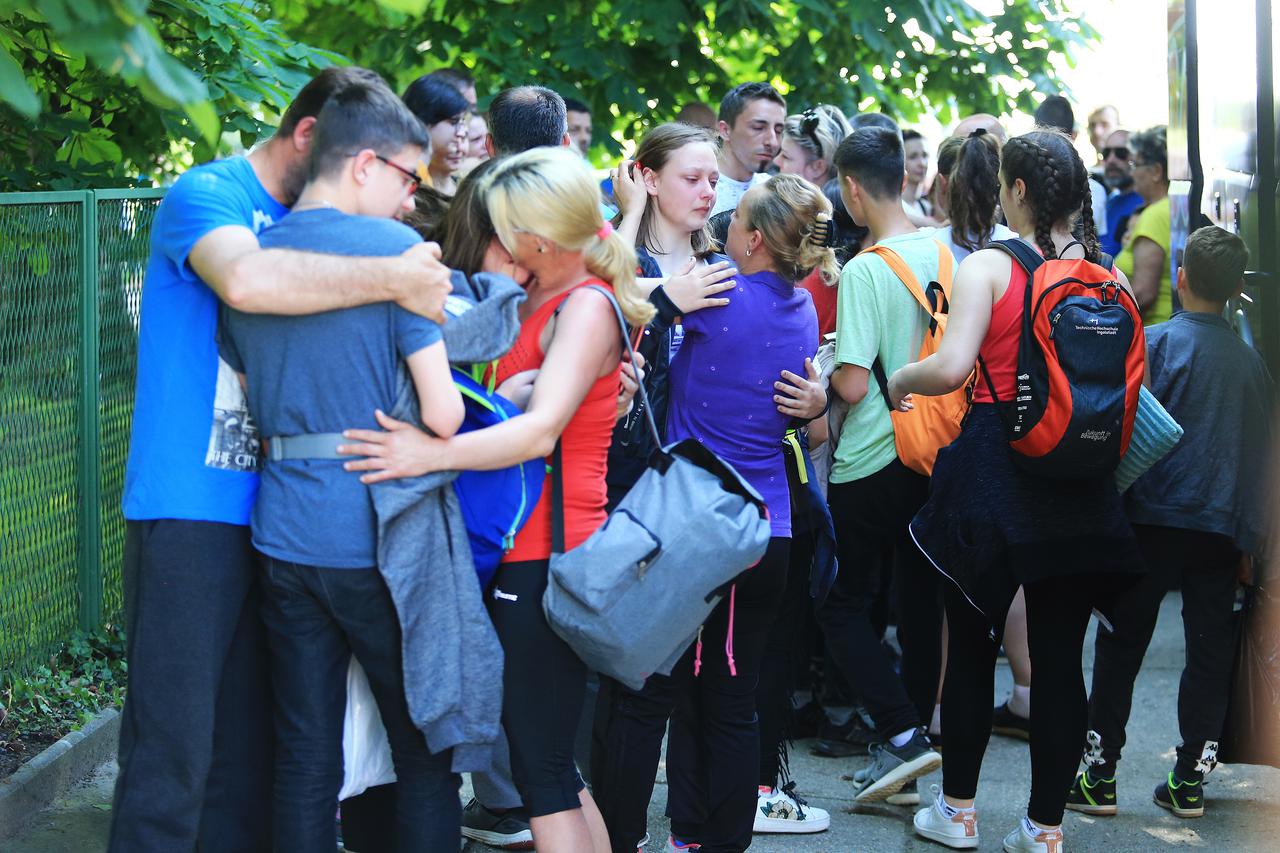 Nesreća-Dvoje djece poginulo u naletu kamiona na odmorištu autoceste između Novske i Okučana