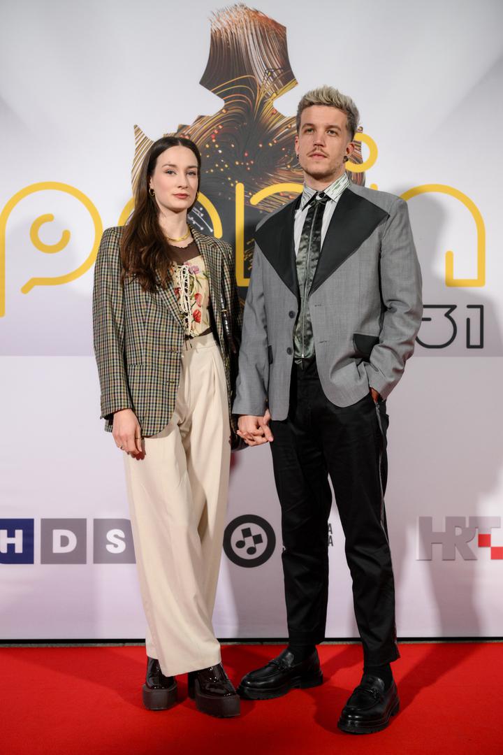 Porina za najboljeg novog izvođača godine dobio je Idem, a nagradu su mu dodijelili Baby Lasagna i Martin Kosovec. Nominirani za najboljeg novog izvođača godine bili su još i Lu Dedić i Pava.

