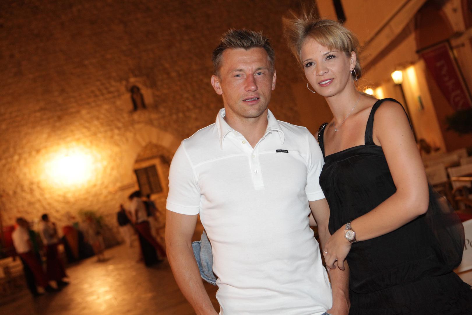 Njihova veza nije klasična priča o nogometašu i modelu; to je priča o partnerstvu, odricanju i ljubavi koja je procvjetala na temeljima dobrote, a ne slave. Upoznali su se 1999. godine u jednom berlinskom restoranu. Ivica je tada bio igrač Herthe, a samozatajna Natalie, kći Hrvata i Njemice, imala je tek 18 godina, ali i posložen život - završavala je visoku školu, radila kao knjigovotkinja i imala vlastiti stan