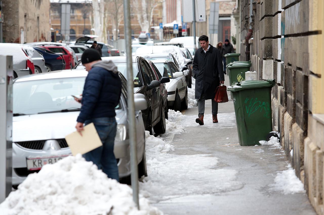 09.02.2015., Zagreb - Iako su prometnice u centru grada ociscene od snijega na brojim mjestima na plocnicima jos ima opasnog leda.  Photo: Patrik Macek/PIXSELL