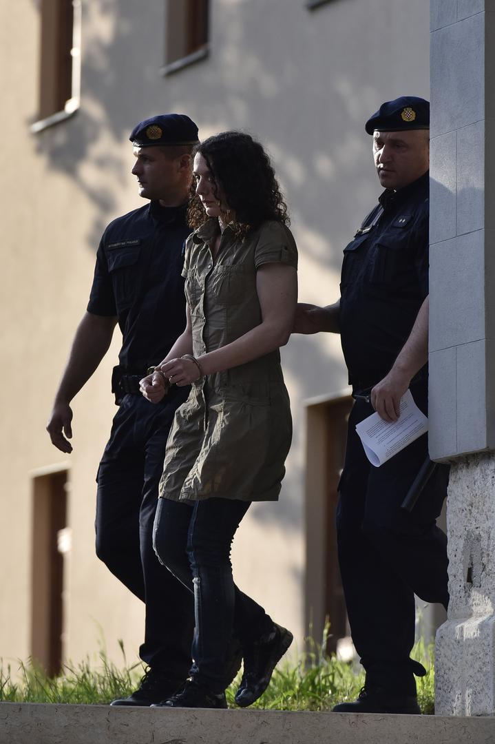 25.05.2017., Pula - Policija odvodi Chiaru Rojnic, majku trogodisnjeg djecaka ubijenog jucer na predjelu Mandrac, nakon ispitivanja u zgradi Drzavnog odvjetnistva. Photo: Dusko Marusic/PIXSELLr 