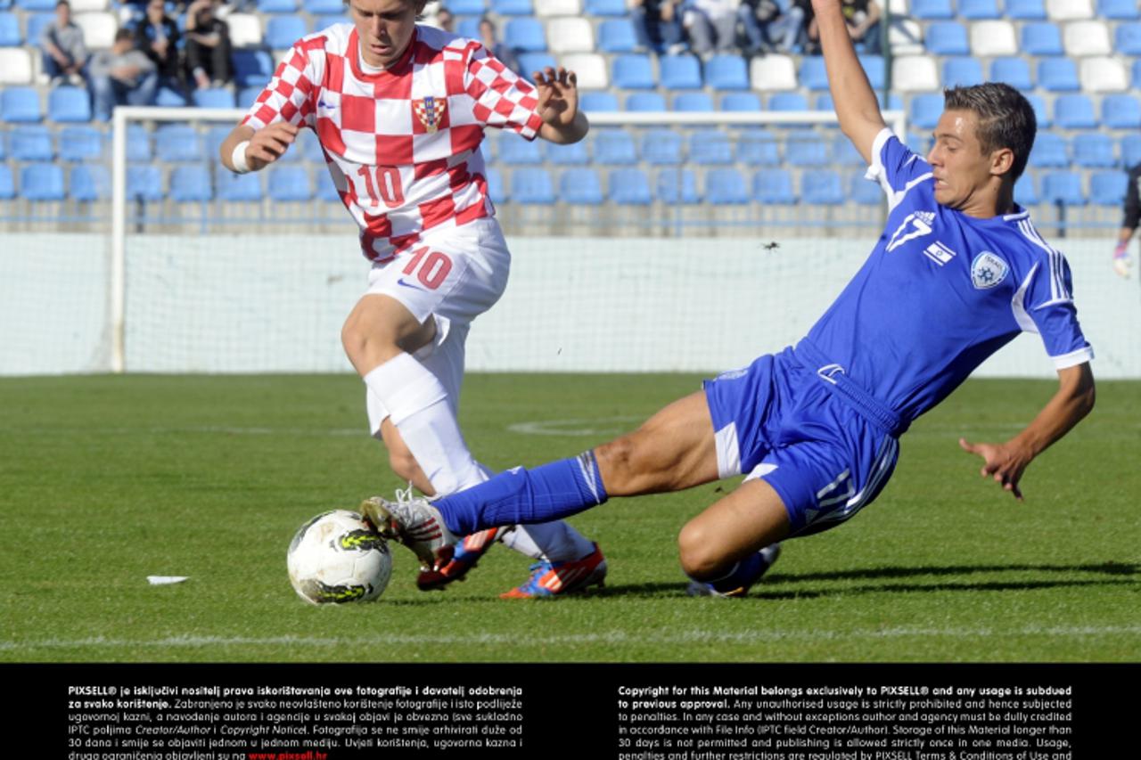 '14.10.2012., Sinj - U-17, kvalifikacije za Euro, Hrvatska - Izrael. Alen Halilovic i Nasikovski Stav.  Photo: Tino Juric/PIXSELL'