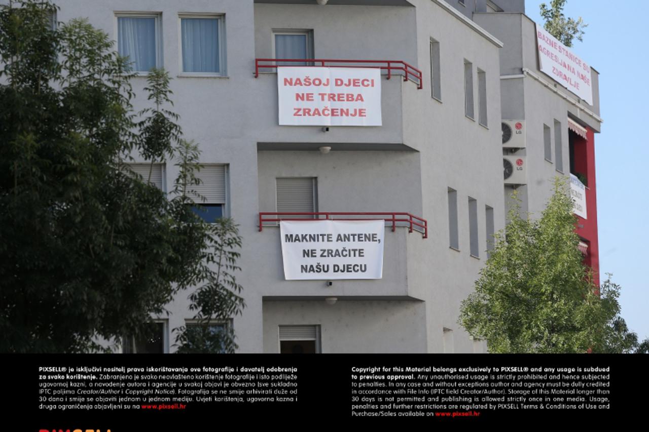 '13.09.2013., Zagreb, Vrbani III - Borba stanara protiv baznih stanica na krovu shopping centra Point na Vrbanima III se nastavlja. Stanovnici s Vrbana IV ujutro su na svoje balkone izvjesili natpise 
