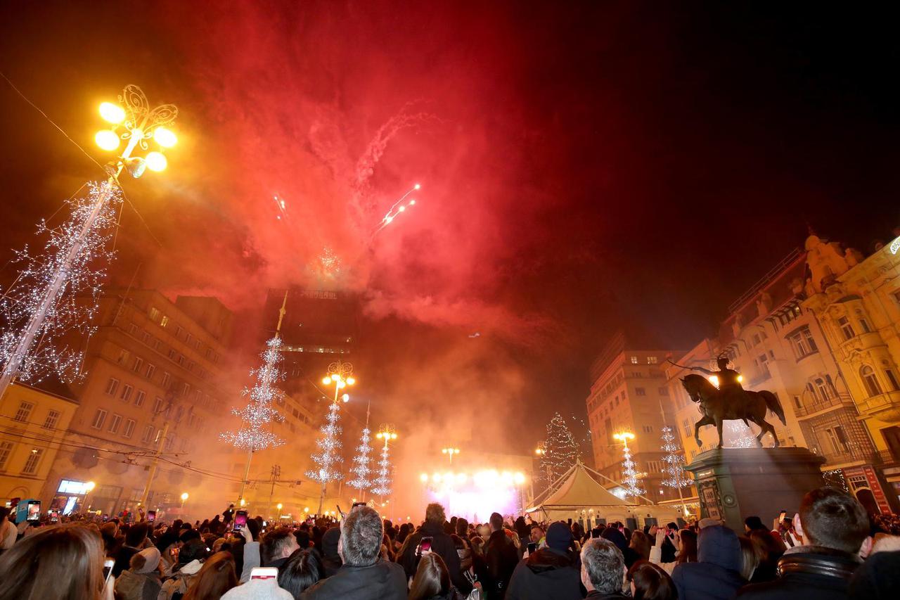 Zagreb: Vatromet iznad Trga bana Jelačića za doček 2022. godine