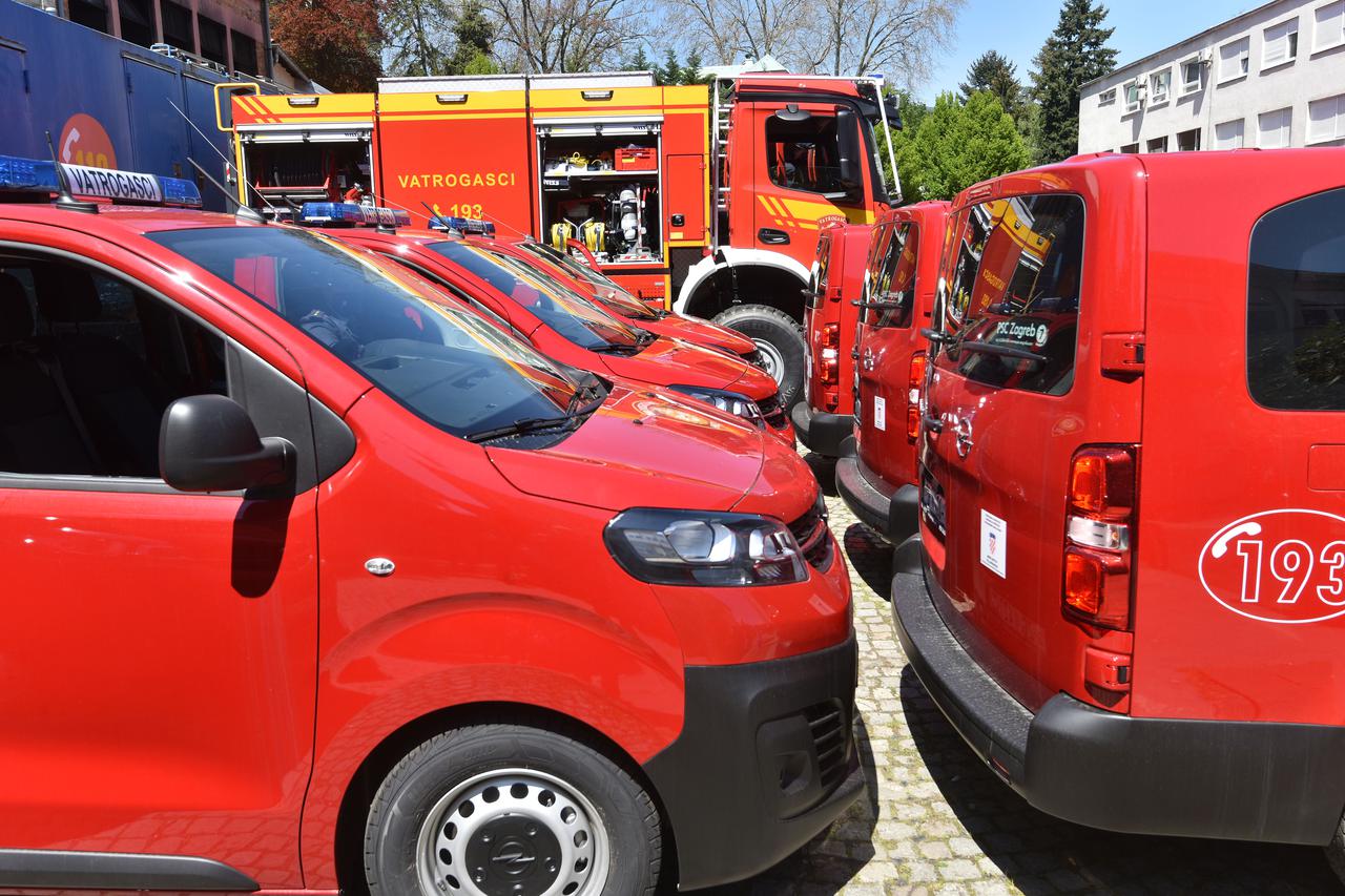 Zagreb: Svečana primopredaja 75 kombi te 15 interventnih vatrogasnih vozila