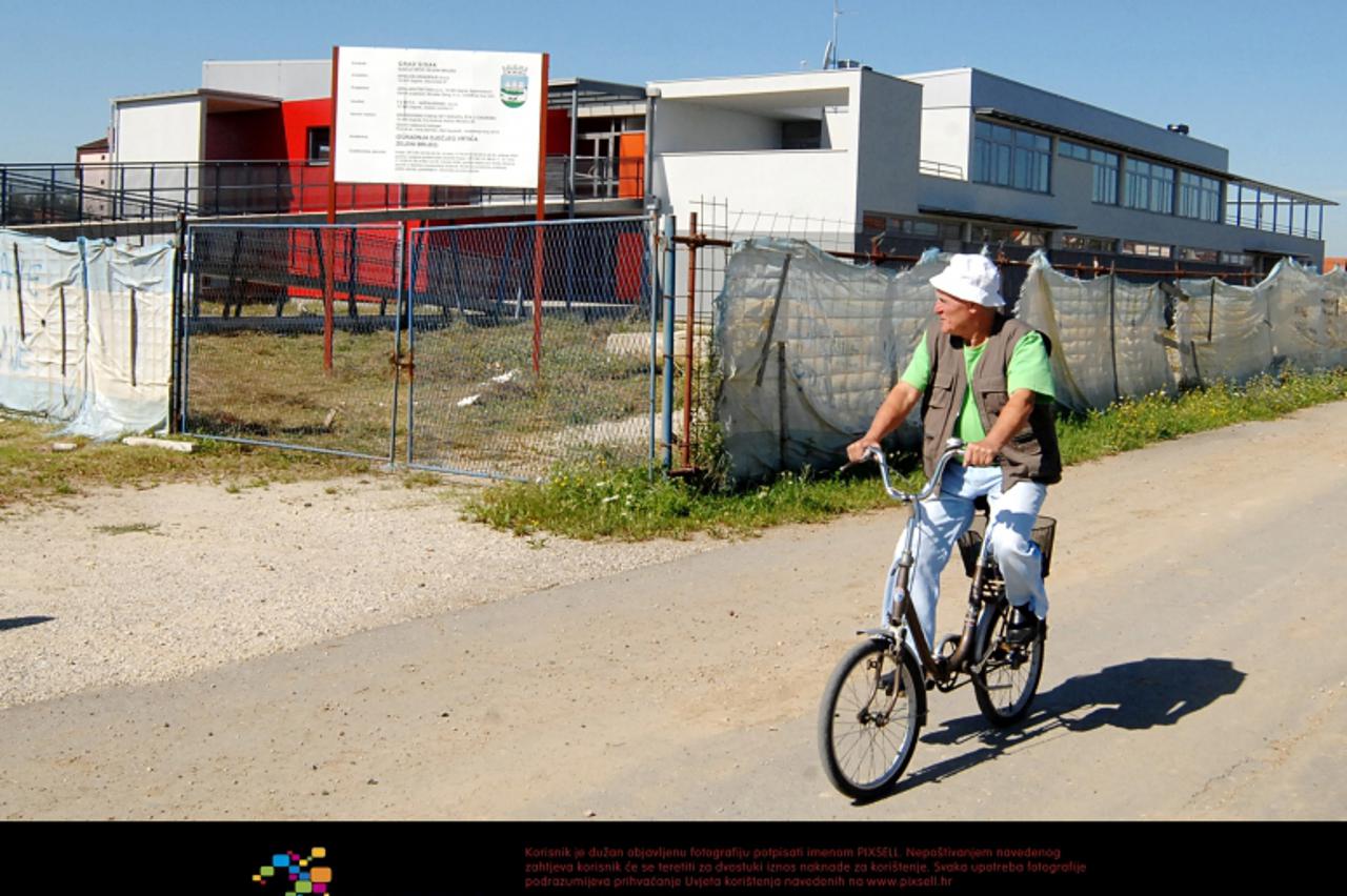 '12.08.2011., Sisak - Gradonacelnik Dinko Pintaric najavio je zavrsetak radova na Djecjem vrticu Zeleni brijeg za 01.01.2013. godine. Photo: Nikola Cutuk/PIXSELL'
