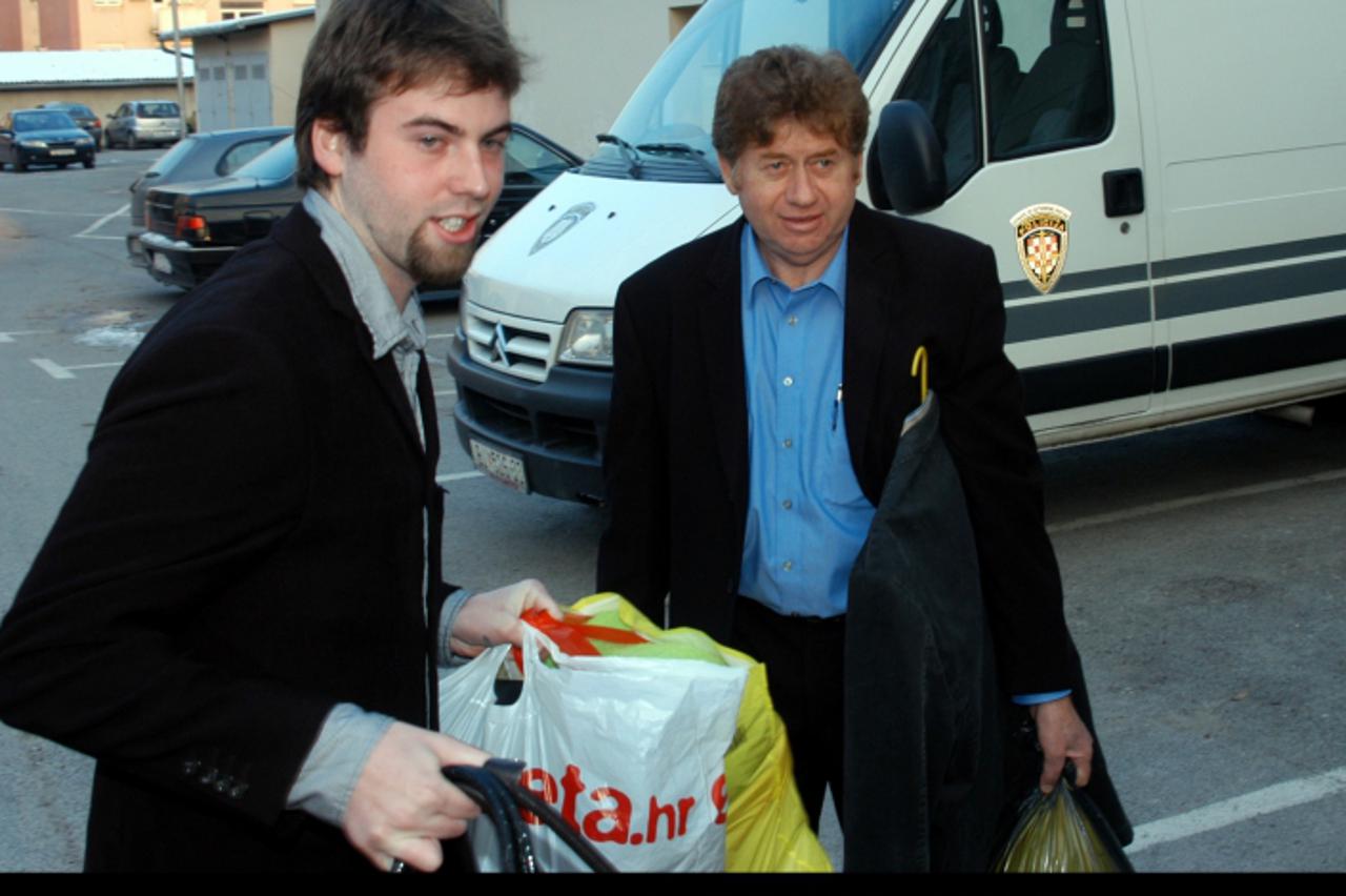 '15.12.2010., Bjelovar - Visnja i Zdravko Pevec odahuli kada su culi da im je nakon sest mjeseci ukinut pritvor i da se mogu braniti sa slobode. Iz pritvora su izasli punih ruku s vrecima s odjecom, a