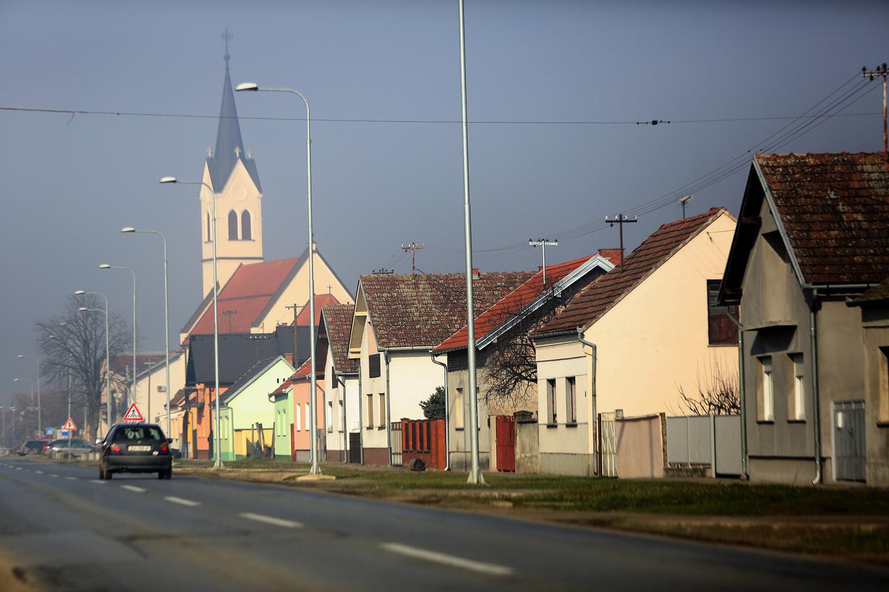 14.01.2014., Slavonija - Zbog sve losijeg stanja i teskog zivota na selu, mladi seljaci i njihove obitelji napustaju selo i sele u gradove. Okolna sela na putu iz Osijeka prema Djakovu gotovo su potpuno napustena Photo: Marko Mrkonjic/PIXSELL