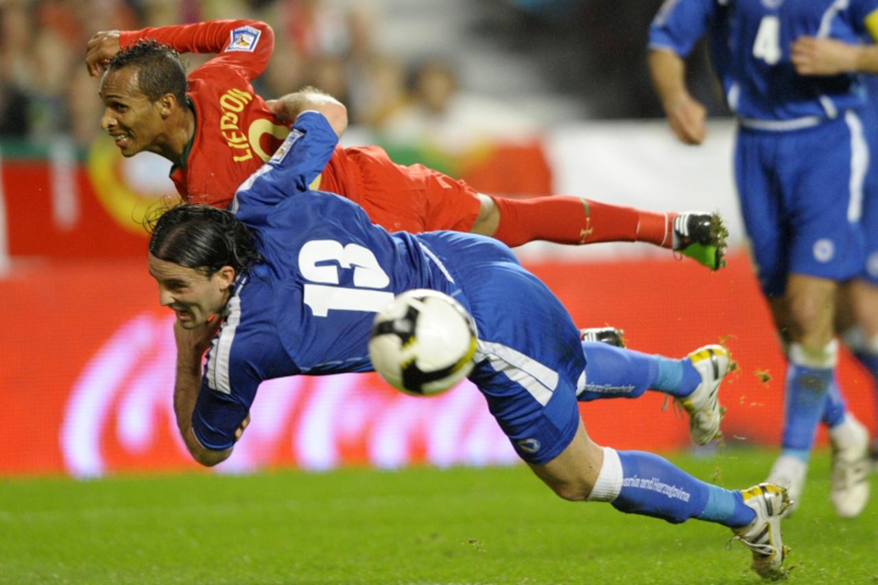 'Portugal\'s Liedson Munis (Top) tries to head the ball with Bosnia\'s Safet Nadarevic during their FIFA World Cup 2010 play-off football match at the Luz Stadium on November 14, 2009 in Lisbon.    AF