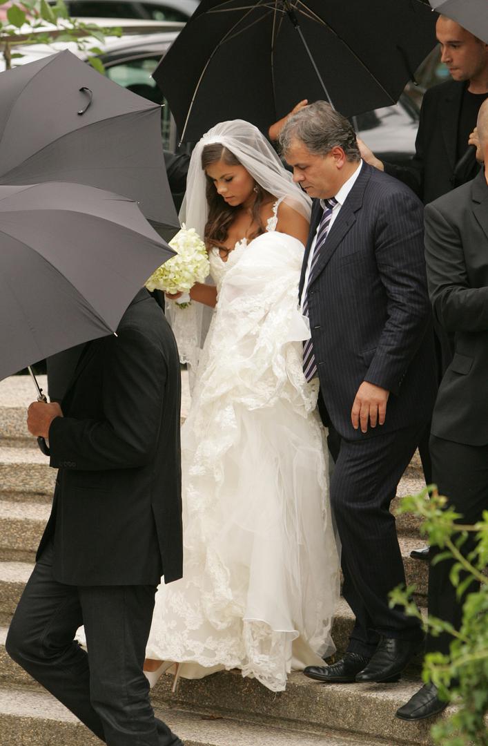 Na crkvenom vjenčanju mladenka je zablistala u raskošnoj čipkanoj vjenčanici, nosila je veo od tila i buket bijelih ruža. 