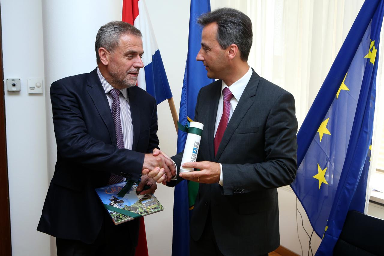 Gradonacelnik Milan Bandic primio delegaciju Styrije te gradonacelnika Graza Siegfrieda Nagla i dogradonacelnicu Martinu Schrock. Susretu su nazocili i clanovi uprave Styrie Klaus Schweighofer, Hubert Patter i Ivan Tolj