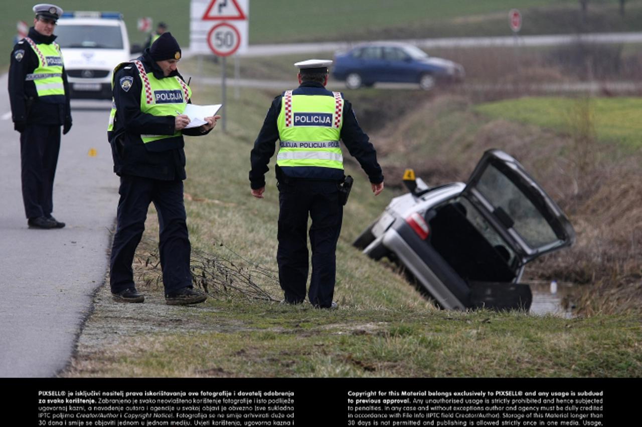 '18.02.2013., Gasinci - Na ulazu u selo Gasinci dogodila se prometna nesreca u kojoj je osobni atomobil marke Citroen Saxo sletio u kanal, a vozac je smrtno stradao. Policija obavlja ocevid na mjestu 