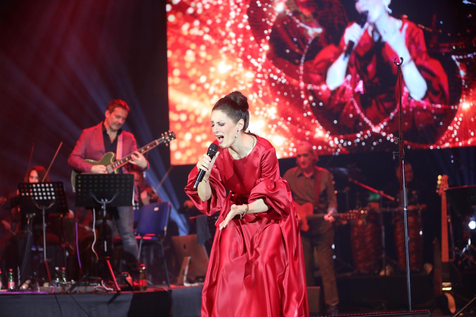 Tijekom večeri je promijenila tri veličanstvene modne kreacije koje je za nju tradicionalno osmislila splitska dizajnerica Anamarija Asanović. Doris je u nekoliko navrata zahvalila glazbenicima koji je godinama vjerno prate, a riječkoj publici poručila da se nada ponovnom susretu.