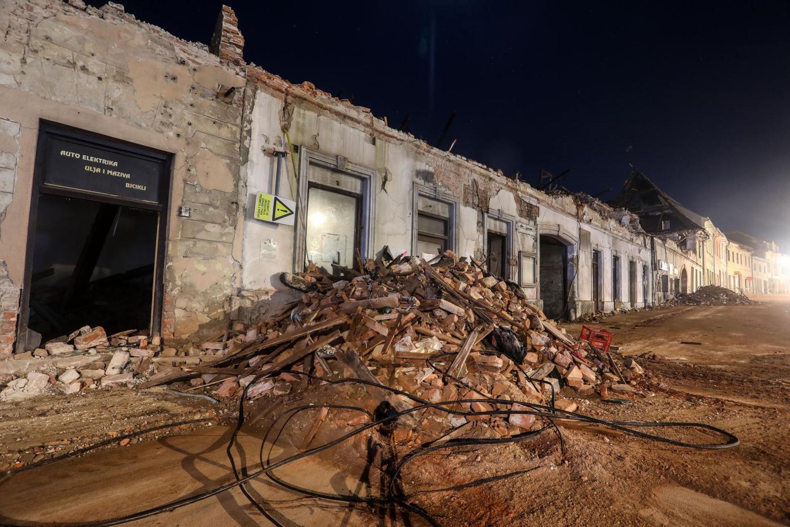 31.12.2020., Petrinja - Obilazak stanovnika Petrinje u novogodisnjoj noci. Photo: Marin Tironi/PIXSELL