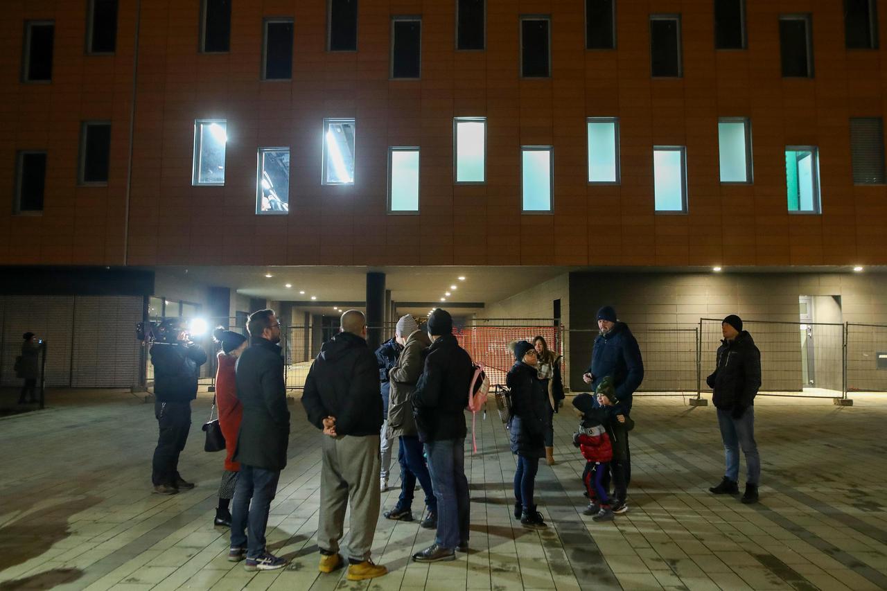 Zagreb: Prosvjed roditelja i stanara zgog zgrade s koje je otpao dio fasade