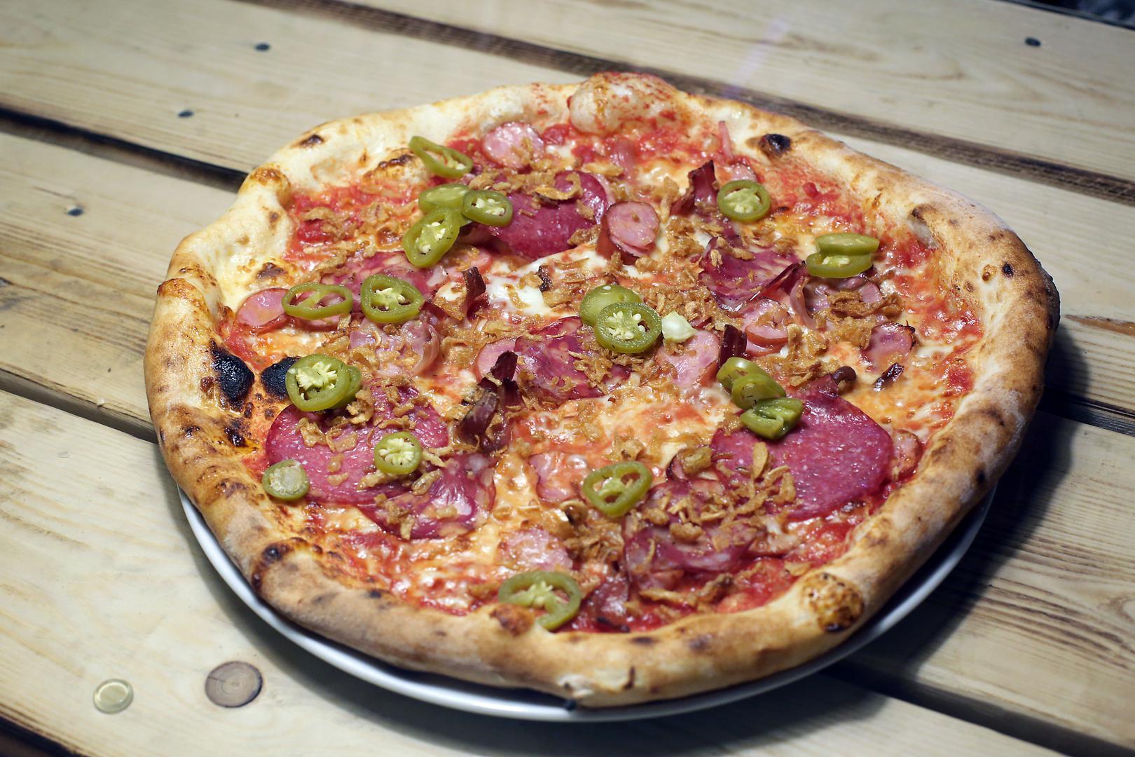 Pizza je omiljeno jelo i velikih i malih. Ako ste među onima koji vole sami ispeći pizzu i nadjenuti je omiljenim sastojcima po želji, ovo je za vas. 