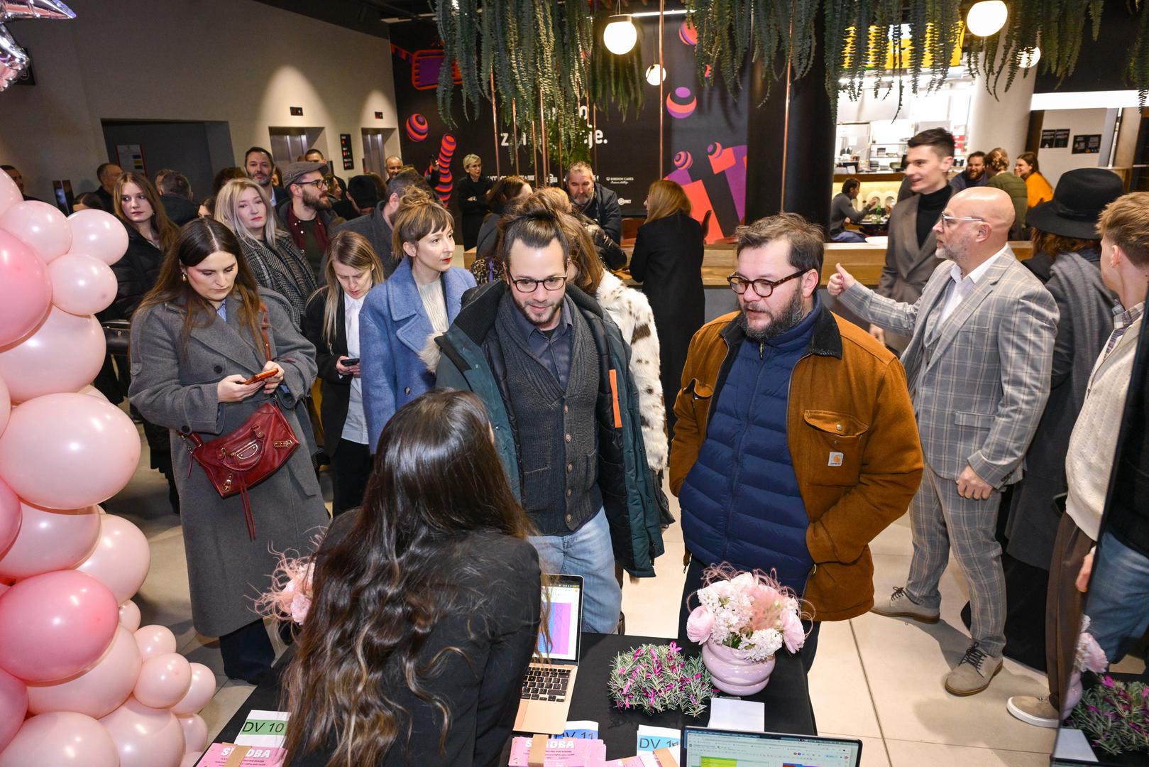 Svečanoj premijeri "Svadbe", koja je istovremeno prikazana u čak 13 kinodvorana, prisustvovali su glumci koju su sudjelovali u filmu, ali i brojna druga poznata lica