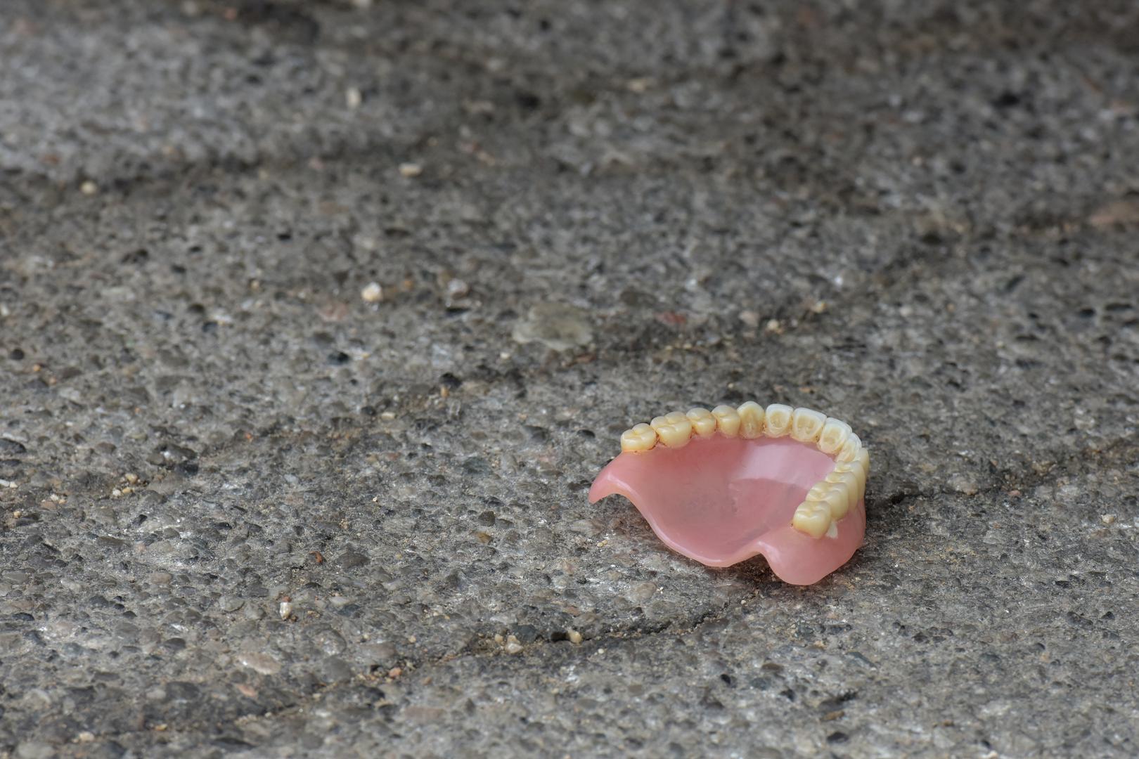 Oko političara je bila velika gužva, a netko je bio toliko uzbuđen da mu je ispalo - zubalo.