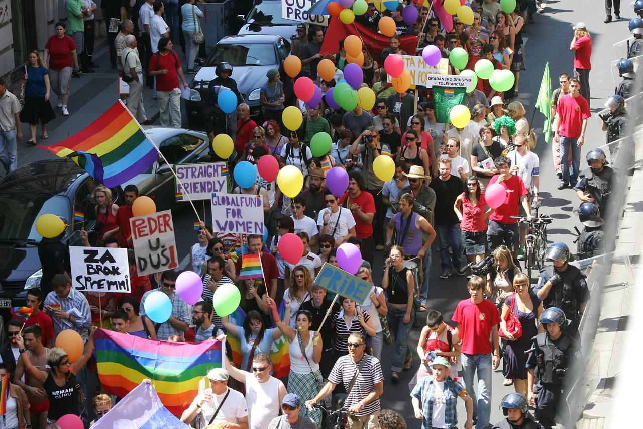 ARHIVA - Zagreb: Povorka ponosa LGBTIQ osoba Zagreb Pride 2007 pod geslom  Svi na Pride! Sve na Pride!