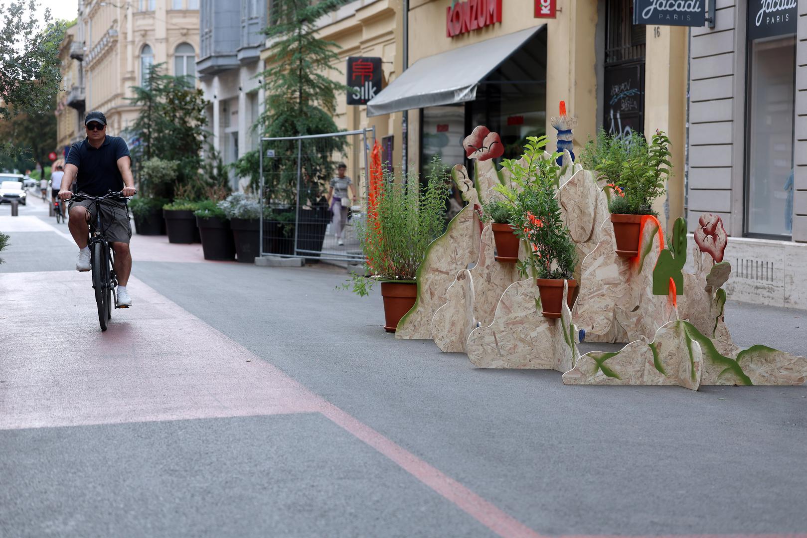 Festival se održava na sedam lokacija u središtu Zagreba, od trgova Zelene potkove do ulaza u Tunel Grič