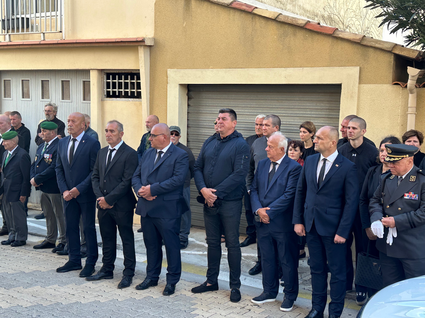 Svetu misu zadušnicu na francuskom i hrvatskom jeziku za jednog od najznačajnijih hrvatskih ratnih zapovjednika HV-a i HVO-a, u crkvi simboličnog naziva, “Crkva Gospa od Dobrog Putovanja” predvodio je pater Ivan Matić, superior Družbe Isusove u Osijeku u zajedništvu sa paterom Ivanom Ikom Mandurićem i francuskim đakonom crkve u Port la Nouvelleu.