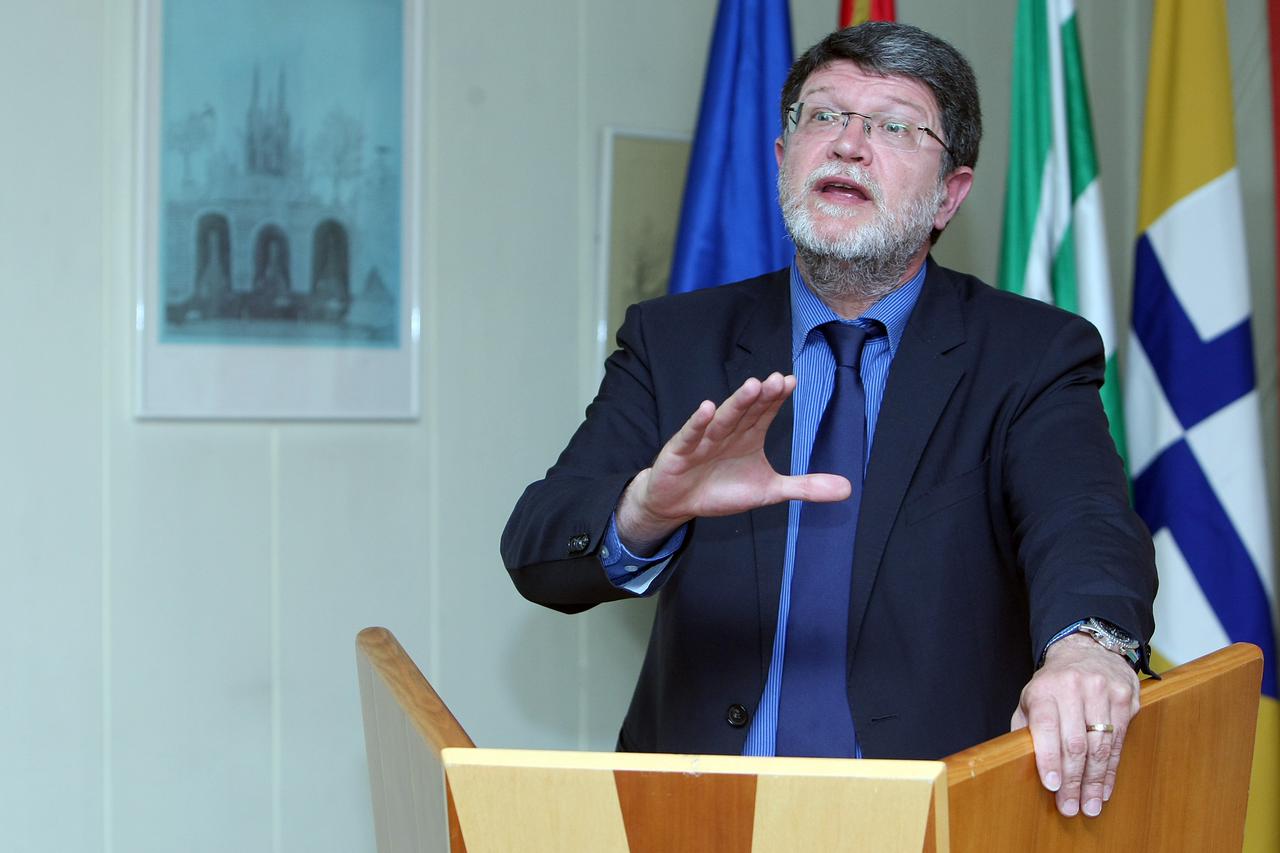 07.05.2014., Zapresic - Kandidat za zastupnika u Europskom parlamentu Tonino Picula odrzao tribinu u gradskoj vjecnici. Photo: Luka Stanzl/PIXSELL