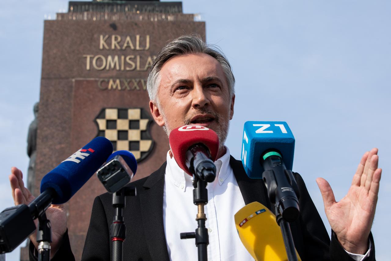 Zagreb: Miroslav Škoro održao konferenciju za medije na Trgu kralja Tomislava