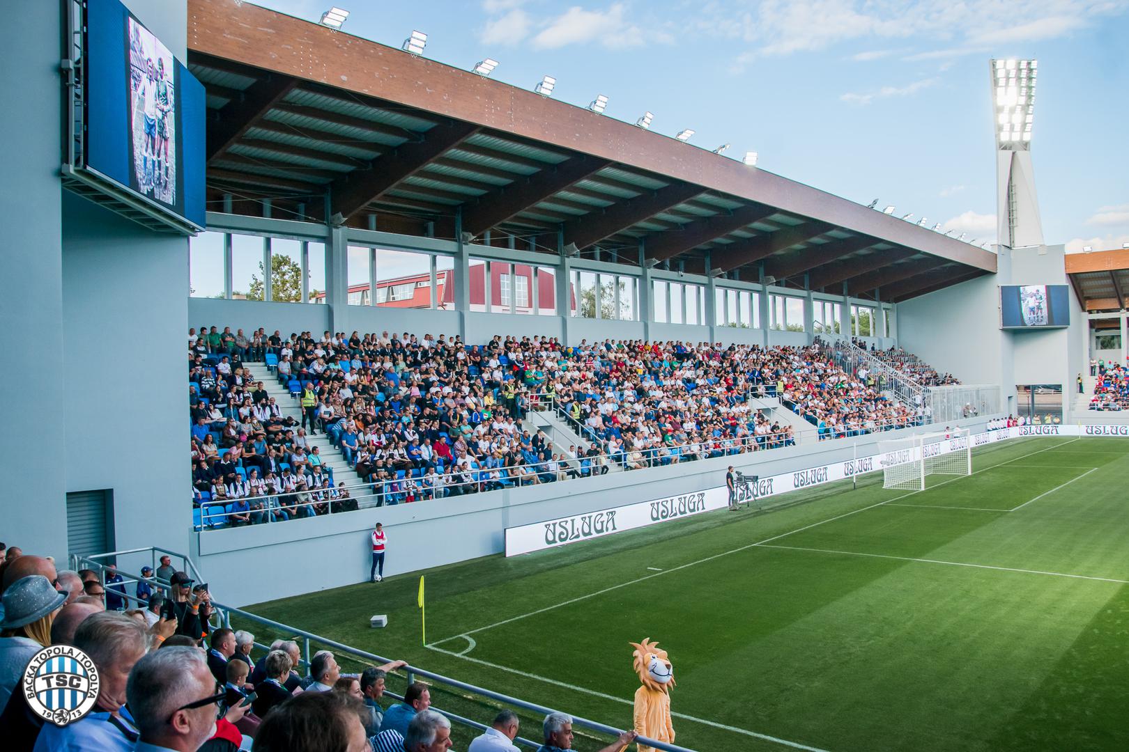 TSC Arena rađena je prema svim najnovijim standardima kao i Opus Arena u Osijeku. To je inače standard svih mađarskih stadiona koji su izgrađeni u posljednjih 10 godina. Kako je izgrađena i Opus Arena, tako je građena i TSC Arena. Što se tiče hibridnih terena, vrhunski su i lopta na njima ide jako brzo. Omjeri plastike i umjetne trave su različiti, idealni...