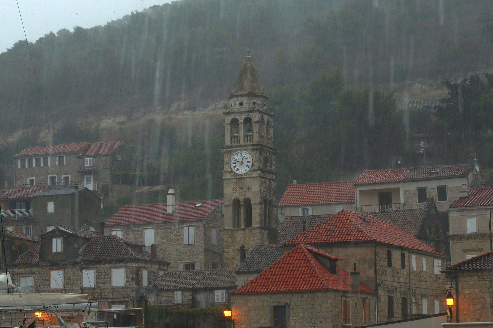 Nevrijeme koje je najteže danas pogodilo zadarsko područje kasnije popodne zahvatilo je i otok Vis.