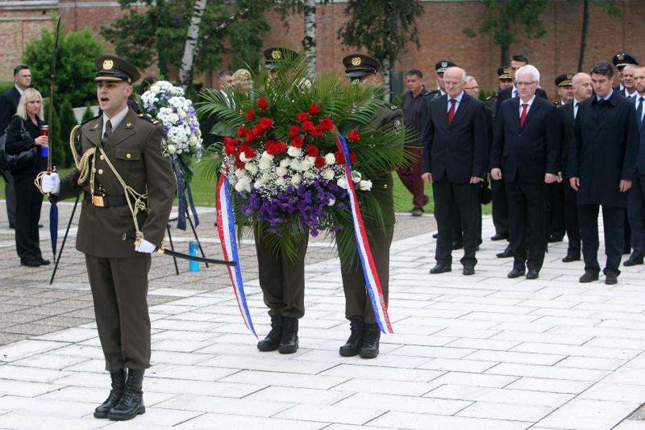 Državni vrh položio vijence na Mirogoju povodom Dana državnosti