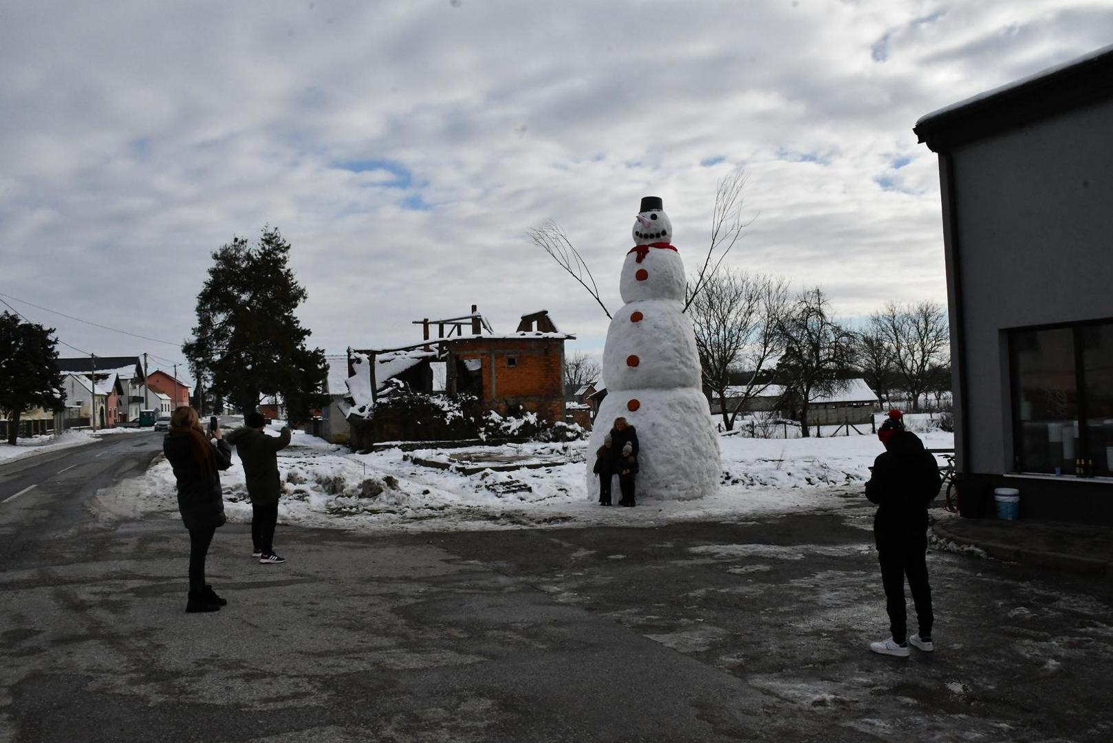 Kako kaže jedan od sudionika za 24 Sata, "Cijelo je selo u ovome sudjelovalo, a izgradili smo ga kraj mjesnog doma. Svi su dali neki svoj doprinos, od onih najmlađih do onih najstarijih".