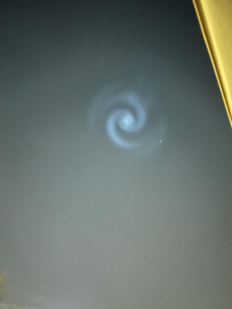 Spektakularan prizor pojavio se večeras na nebu iznad Hrvatske, a zabilježili su ga mnogi građani. Neobična spiralna svjetlost ukazala se na nebu i izazvala veliko zanimanje građana koji su nam poslali fotografije i video snimke koji ostavljaju bez daha.