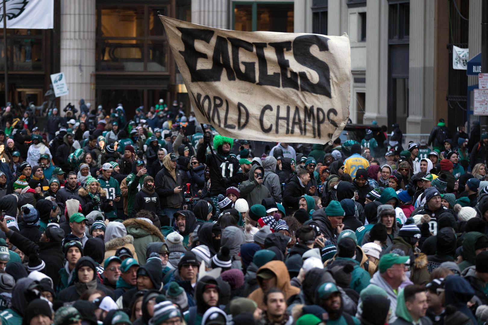 Na ulicama Philadelphije vladao je potpuni kaos, jer je više od dva milijuna navijača dočekalo prvake. Eaglesi su do svog prvog trofeja Vincea Lombardija stigli u svom trećem Super Bowlu...
