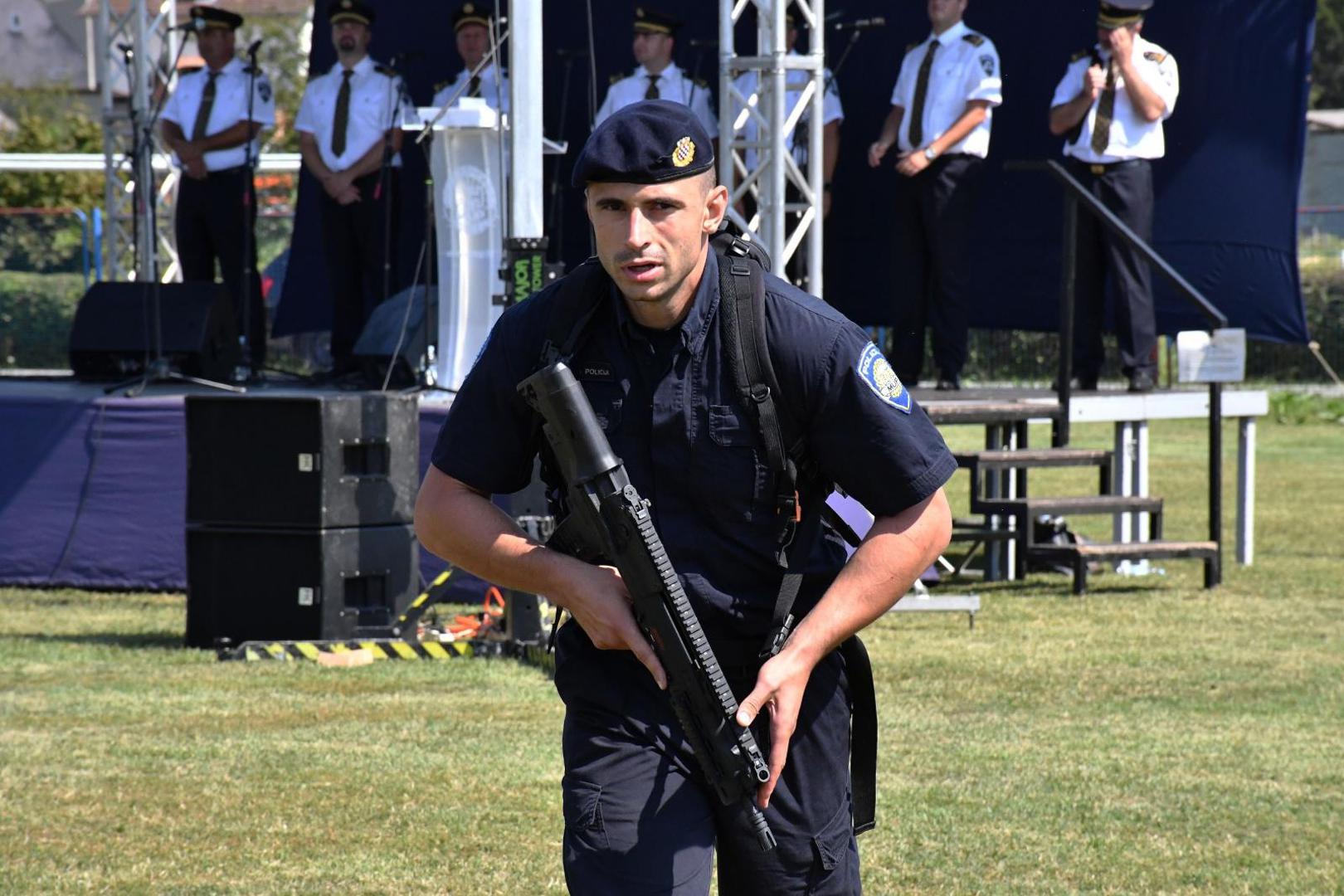 11.09.2020., Slavonski Brod - Drugi memorijal "Simo Damic" - natjecanje za najspremnije policijske sluzbenike. Prvo mjesto Zoran Mamuzic, drugo Kresimir Simic i trece Nikola Tomic. Najspremnija policajka, prvo mjesro Ines Matec Mamuzic, drugo Antonija Radeljkovic.Photo: Ivica Galovic/PIXSELL