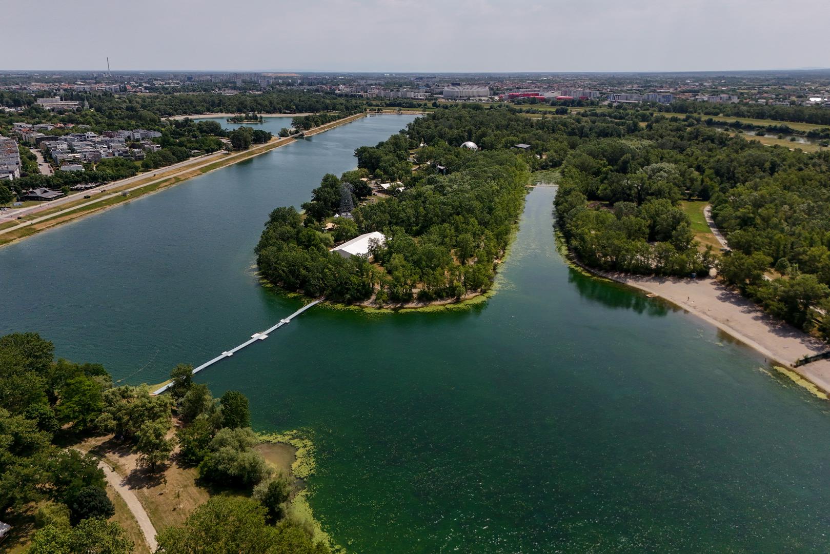 Prije nego što je preuređeno u sportsko-rekreativni centar, s ovog je područja godinama vađen građevinski šljunak, što je moglo rezultirati stvaranjem dubokih i nepravilnih udubina na dnu jezera – poput ove koja se sada vidi iz zraka.