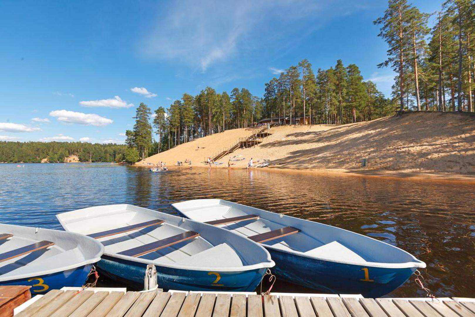 U samom resortu nalazi se i sportski kamp - teniski i košarkaški tereni, a na samom jezeru i lijepa pješčana plaža. A sve je udaljeno 81 kilometar (60-70 minuta vožnje) od zračne luke.