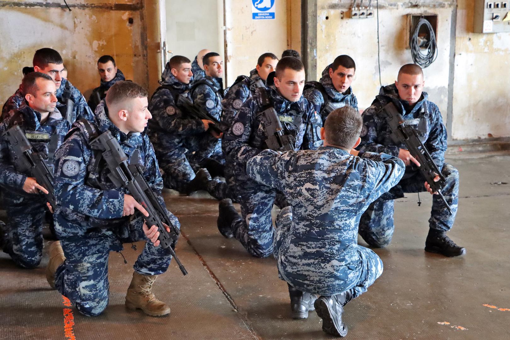 Budući pripadnici Satnije mornaričkog desantnog pješaštva nalaze se na integracijskoj obuci koja se održava na više vojnih lokacija – u vojarni "116. brigada HV-a" u Pločama, na vojnom poligonu "Josip Markić" u Kninu, u vojarni "Knez Trpimir" u Divuljama i na vojnoj lokaciji "Privala" na otoku Korčuli.