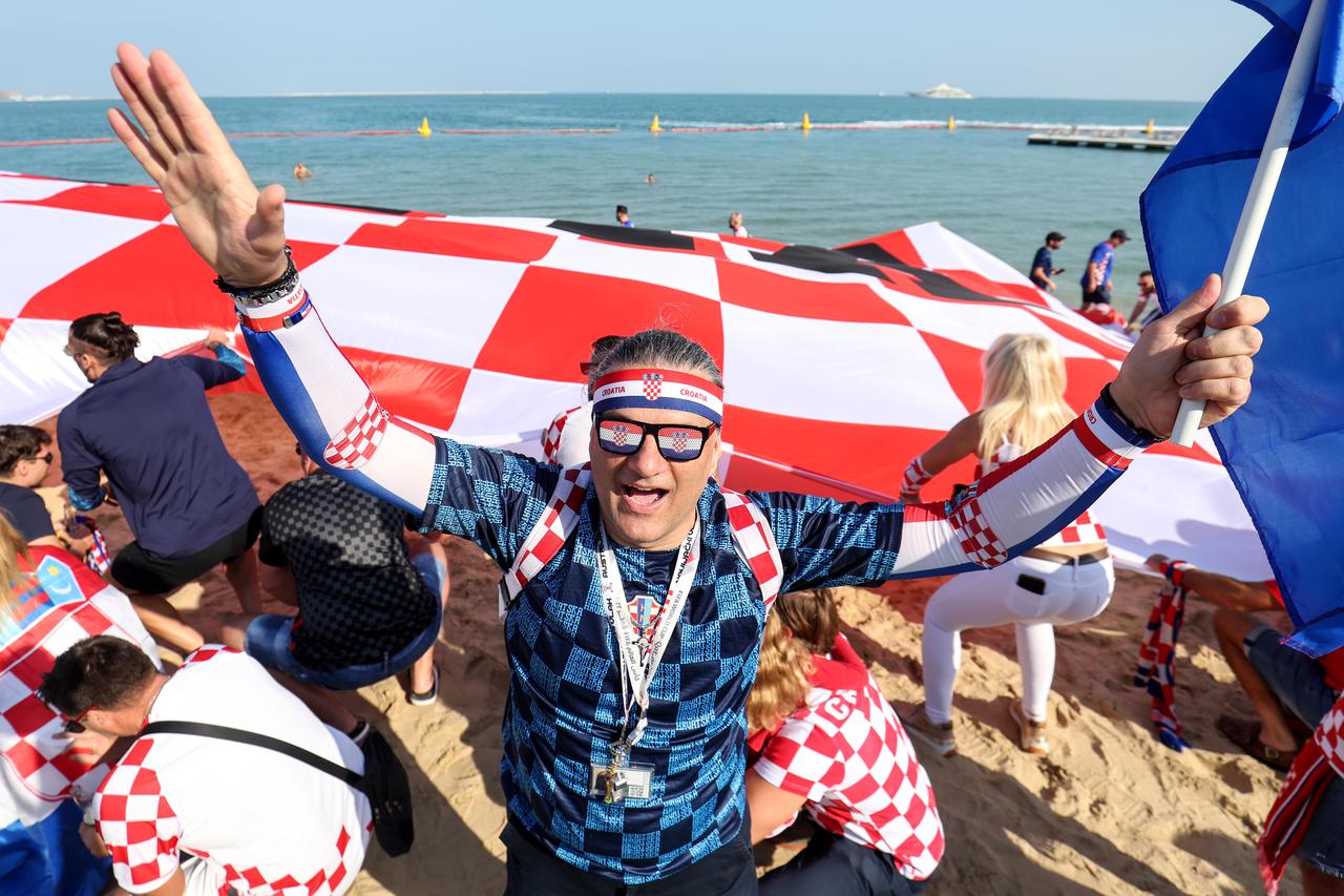 KATAR 2022 - Hrvatska zastava na plaži ispred hotela Hilton Doha gdje su smješteni reprezentativci