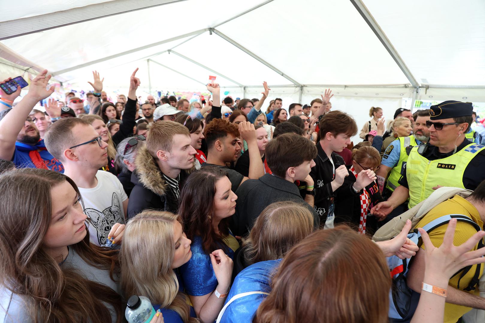 A zašto je tako najbolje je objasnio Sebastian iz Poljske: Prije nekoliko godina doselio sam se u Englesku i prepoznao u tvojim stihovima. Ujedinio si sve Slavene i hvala ti na tome, rekao mu je poljski fan.