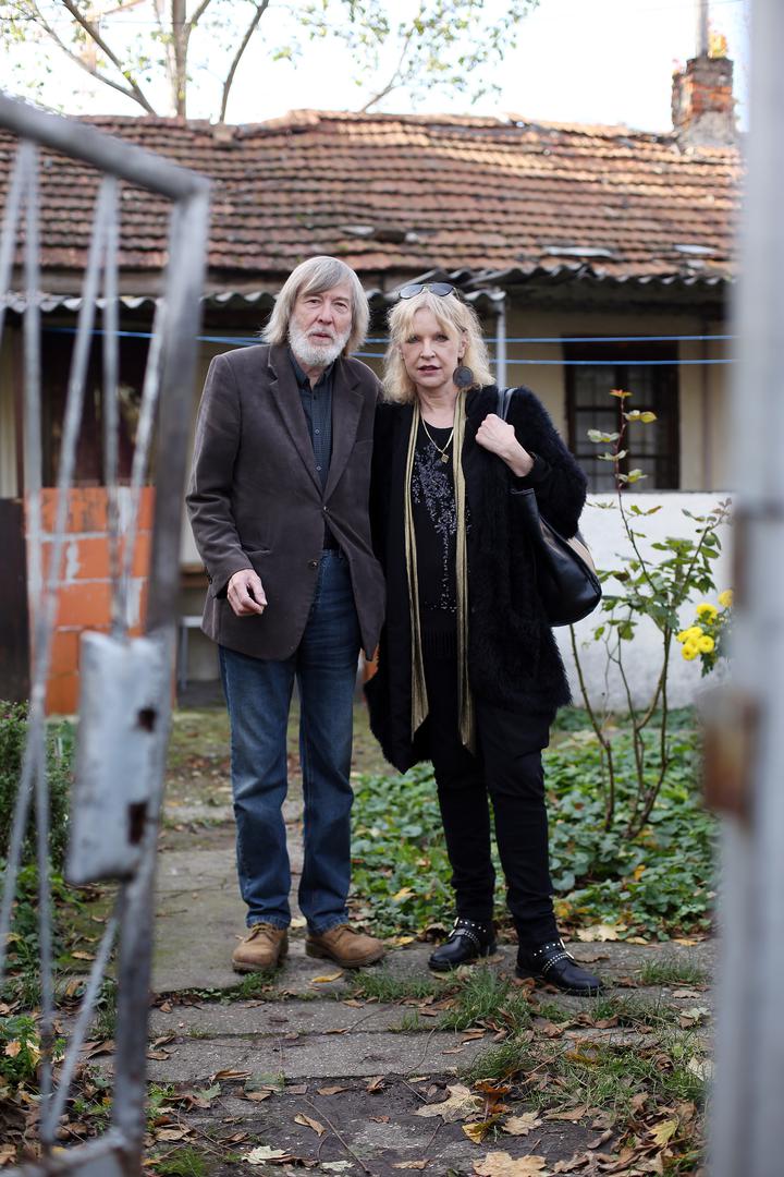 Hrvoje Hitrec autor je serije, a njegova supruga Višnja Babić u seriji je glumila Dunju, Mazalovu djevojku. 