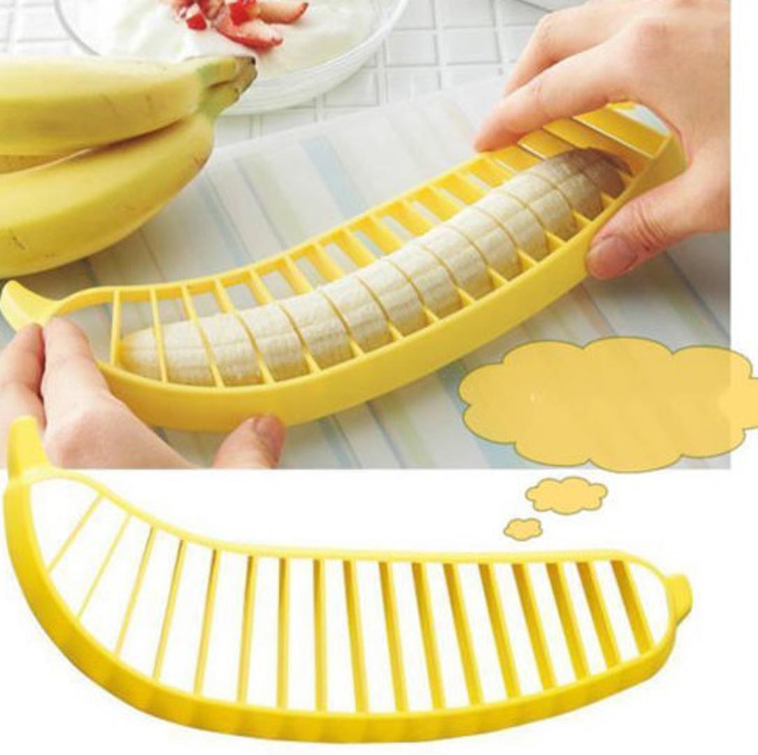 Bananu nije teško izrezati na kolutiće, no nekome se činilo da i to uzima puno vremena pa su osmislili ovaj komad s kojim je banana narezana na jednake dijelove samo jednim pritiskom. 