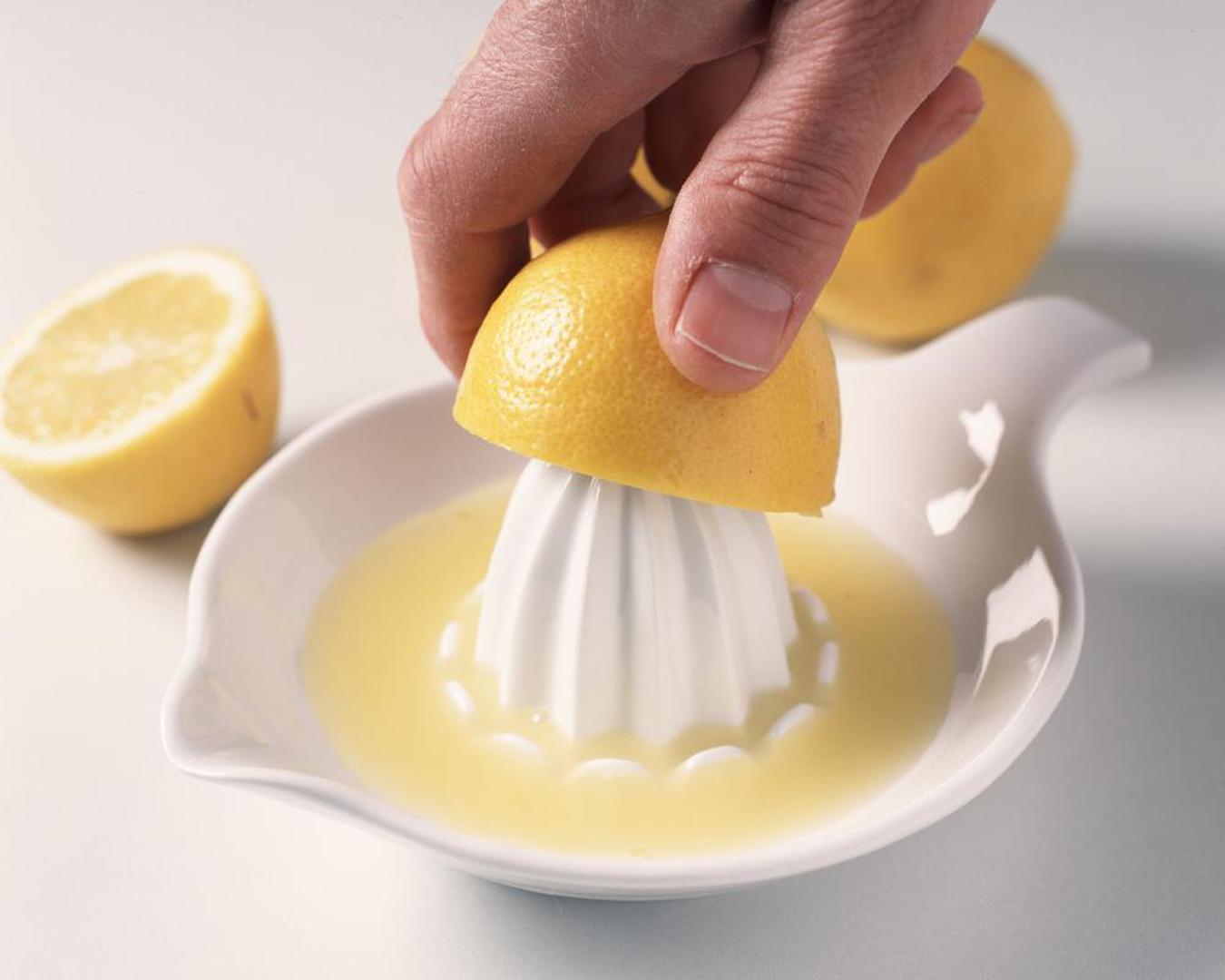 Kako biste dobili više limunova soka, stavite limun u mikrovalnu nanajveću temperaturu 10-15 sekundi. To će biti dovoljno da se sok oslobodi.